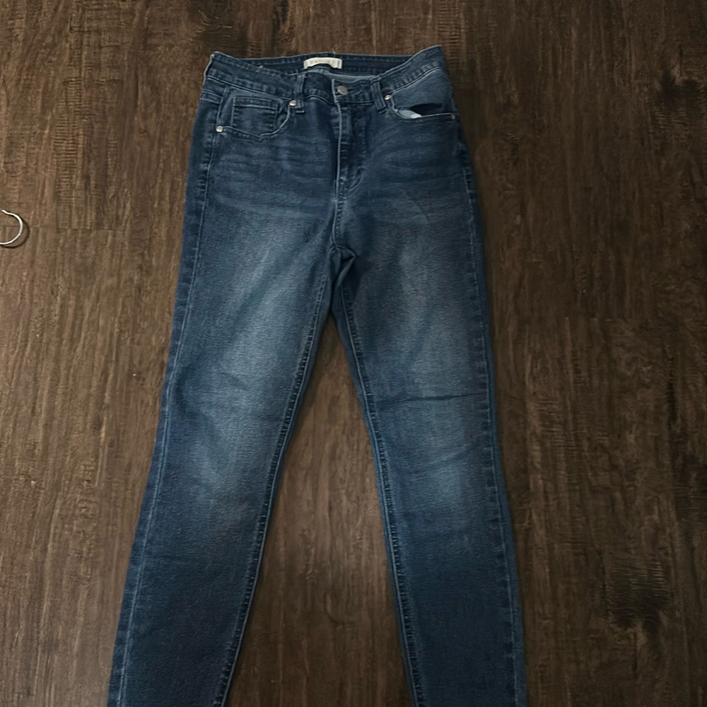 MEDIUM/DARK WASH BLUE JEANS! SIZE: 28
